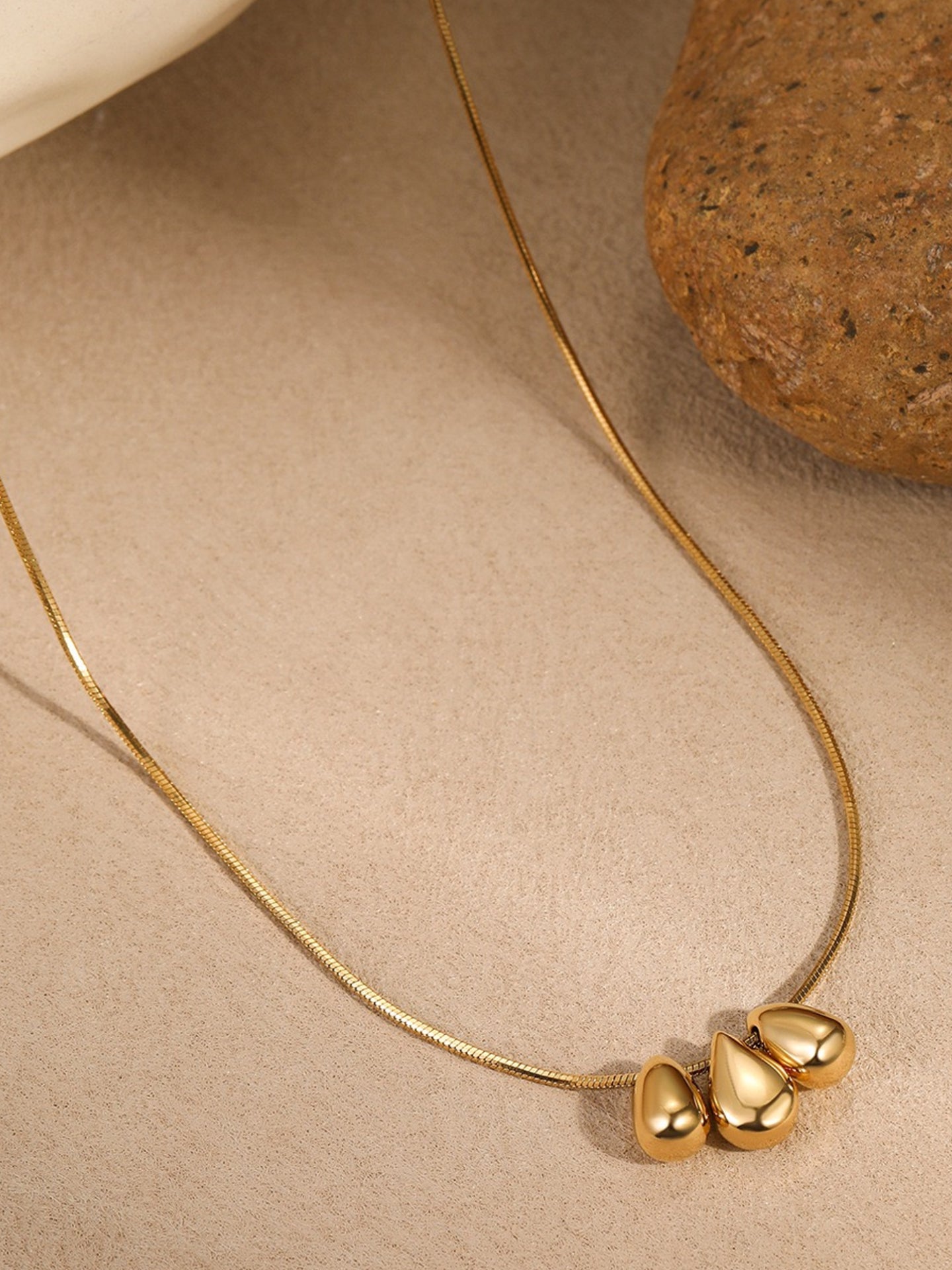 TEARDROP CHARM NECKLACE