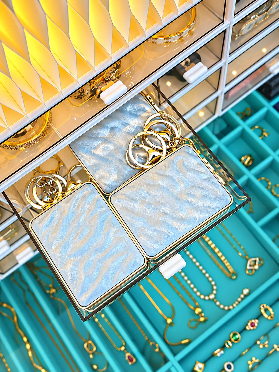 QUEEN’S LUXE SCOOP